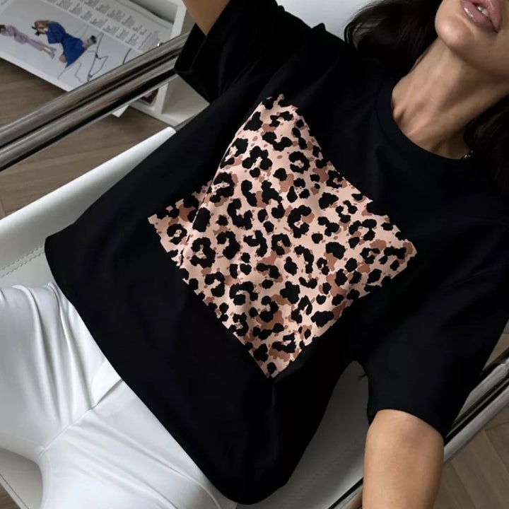 Dame T-shirt med trendy leopardmønster og afslappet snit Stilla