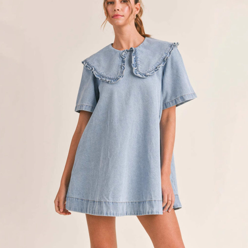 Dame denim kjole med elegant flæsekantet krave Skovae