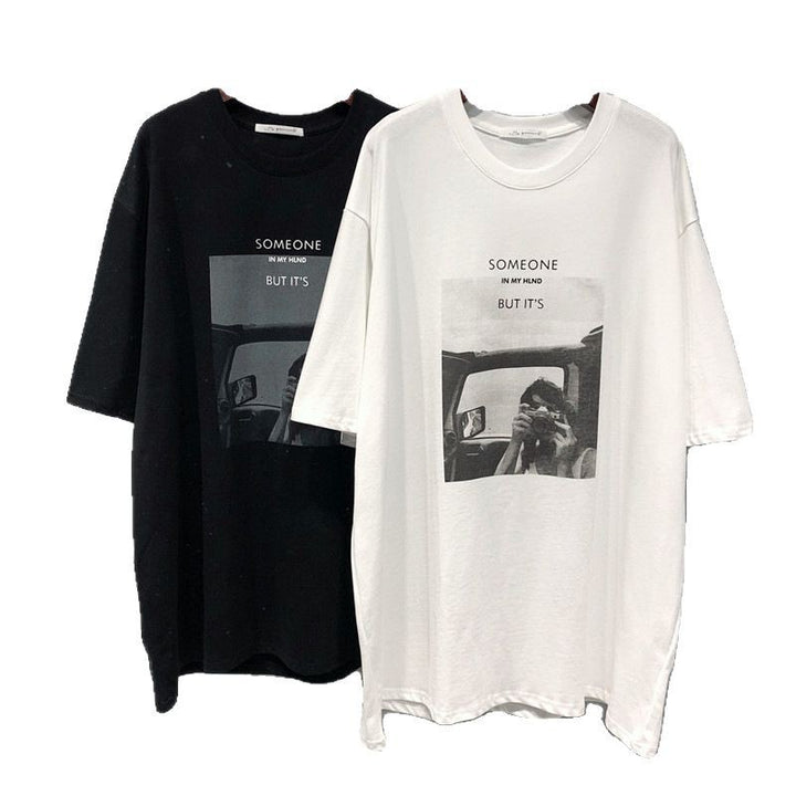 Dame T-shirt med nostalgisk fototryk og kreativ tekst Stilla