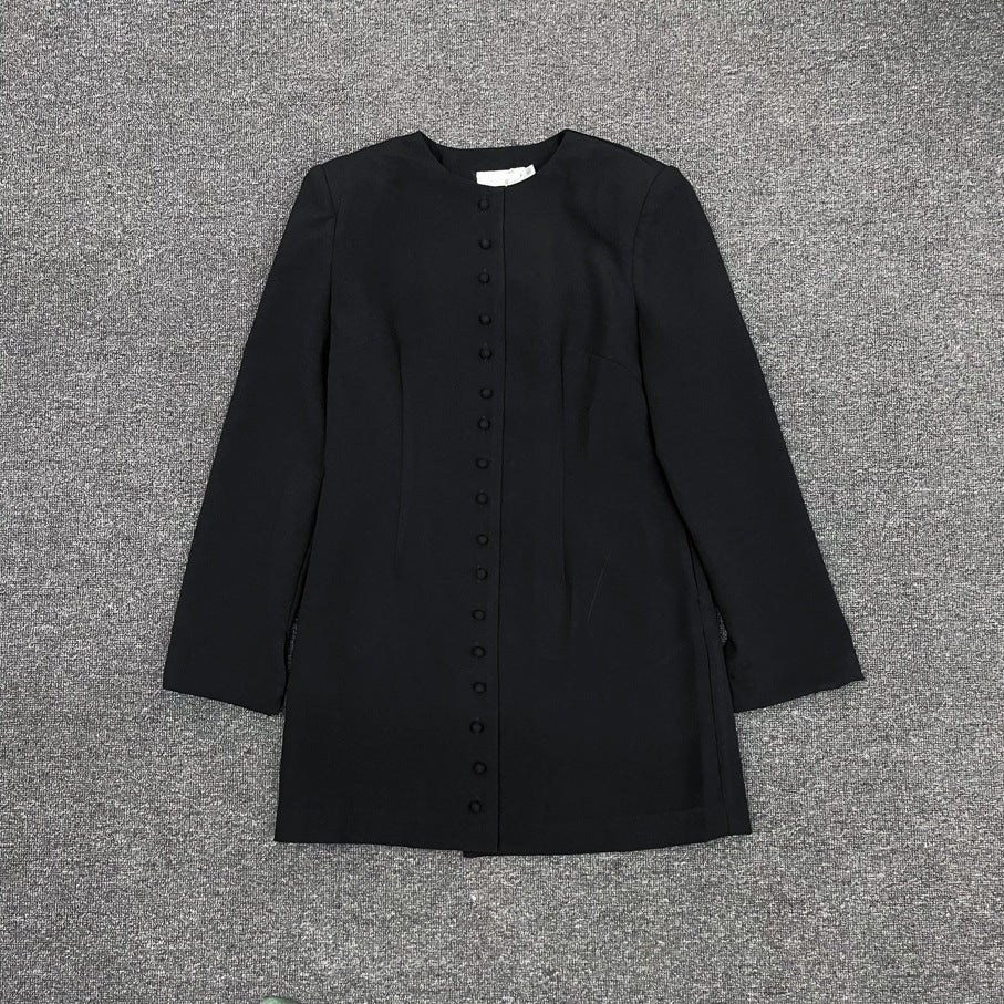 Kvindernes elegante blazer med knaplukning og minimalistisk silhuet Stilla