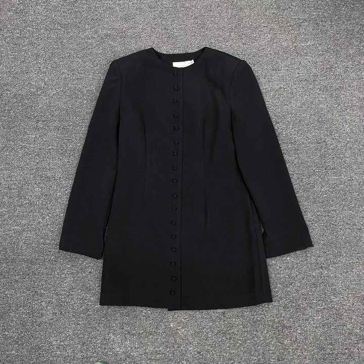 Kvindernes elegante blazer med knaplukning og minimalistisk silhuet Stilla