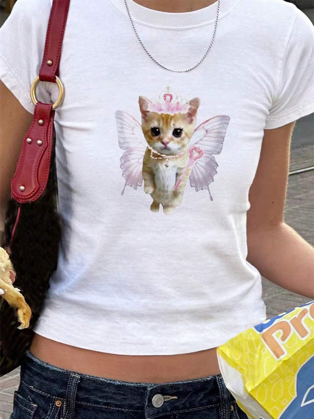Dame T-shirt med legende kattemotiv og sarte vinger Skovae