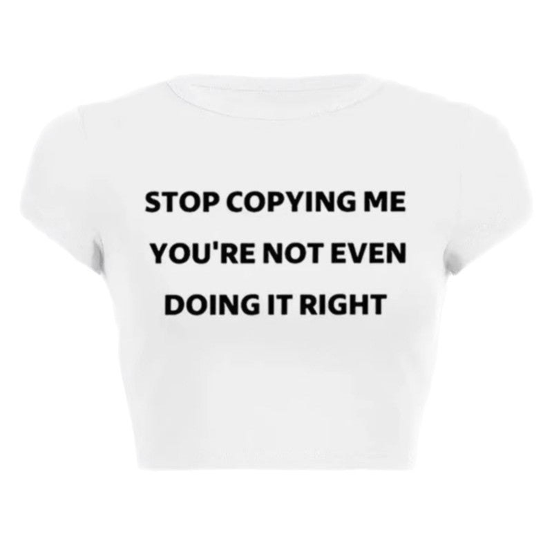 Dame Crop-T-shirt med motiverende tekst og figursyet snit Skovae