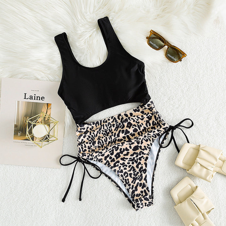 Dame enhed badedragt med moderne cut-out og elegante leopardprint-detaljer Skovae