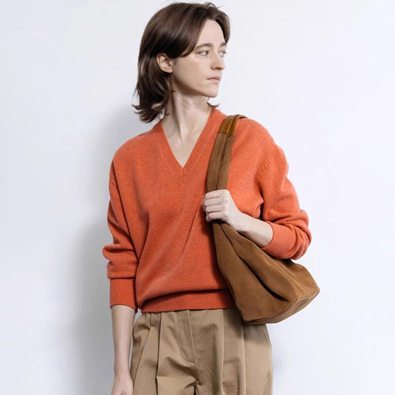 Kvinders afslappede V-hals sweater lavet af blødt materiale Stilla