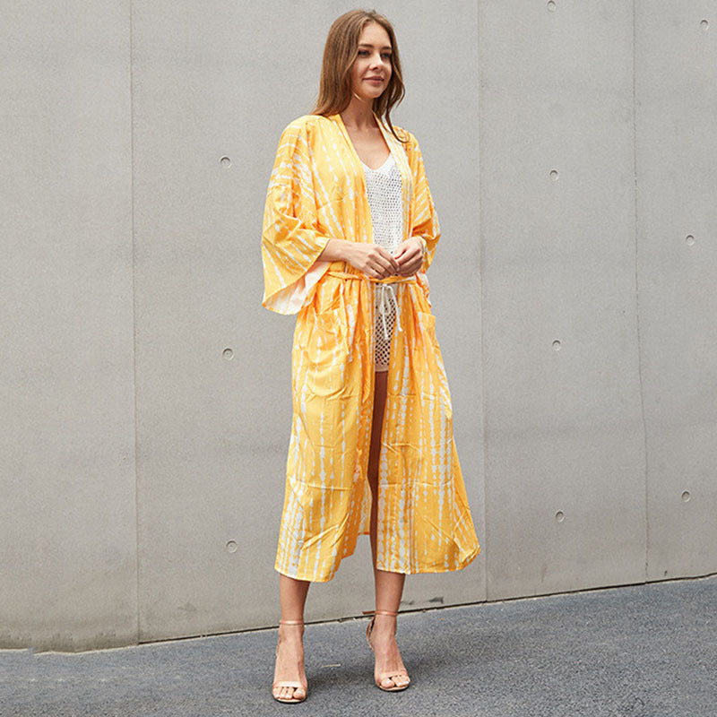 Dame sommerlet strandkimono med kunstnerisk batikdesign Stilla