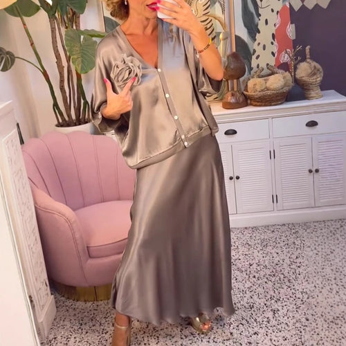 Dame elegant silke maxikjole med innovativ snit og delikate detaljer Stilla