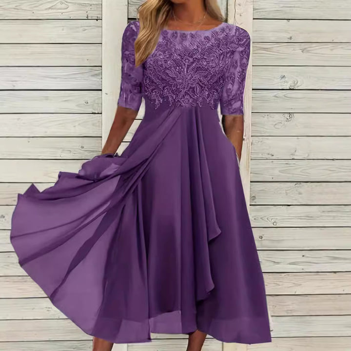 Dame aftenkjole med elegant broderedesign og flydende nederdel Stilla