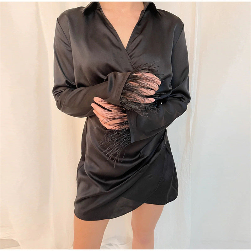Dameviklekjole med elegant satin-finish og trendy fjerdetaljer Stilla