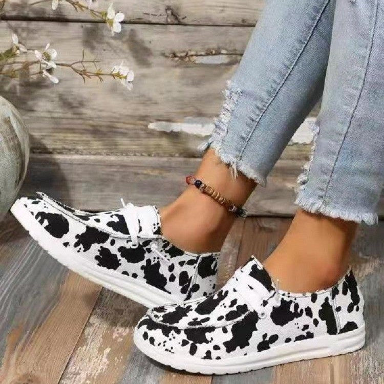 Dame Mode Slip-On Sneakers med unikt Cow-Print og fleksibel sål Stilla