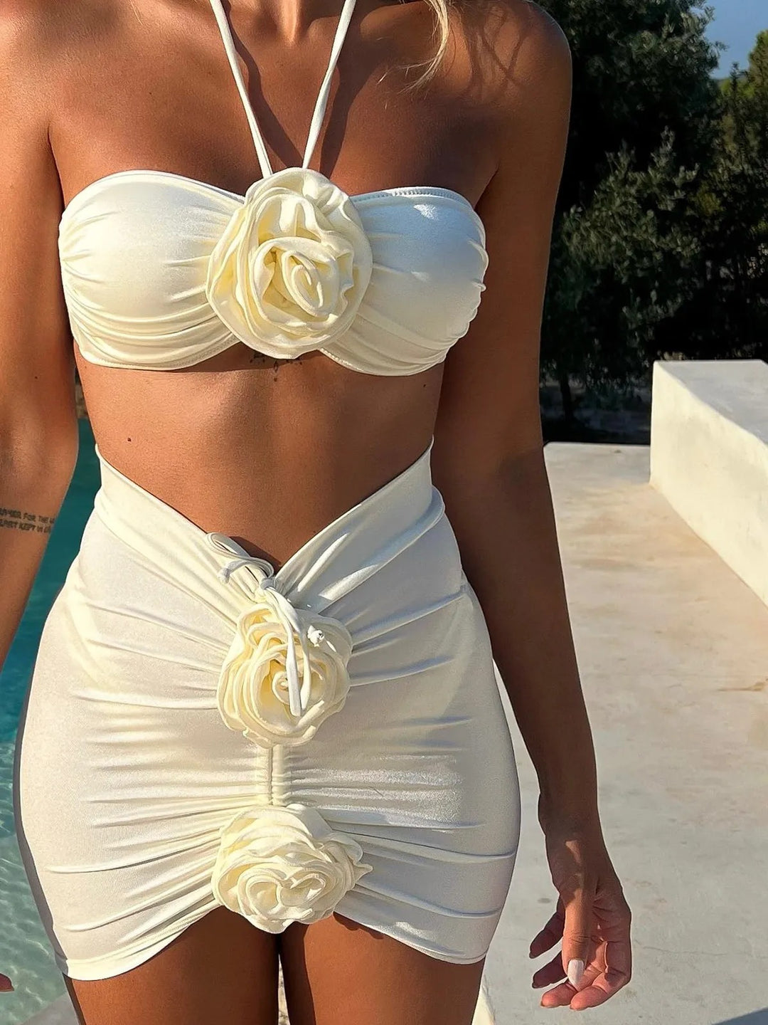 Dame Bandeau-top med legende blomsterapplikationer og smal mini-nederdel Stilla