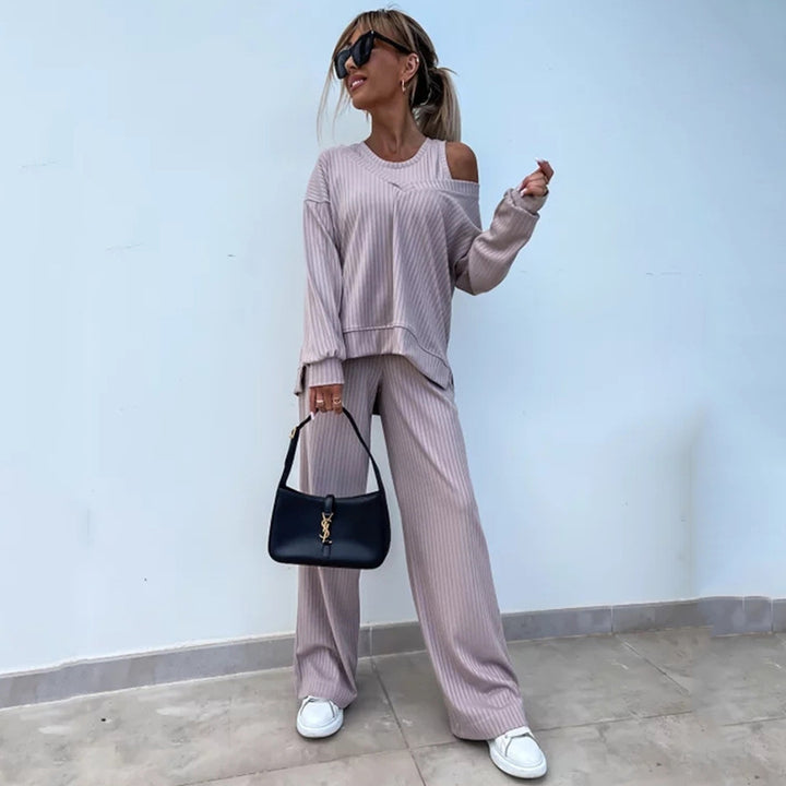 Kvinders afslappede outfit med sideåbninger og bred pasform