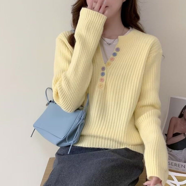 Kvinders hyggelige sweater med knapstolpe og rund hals