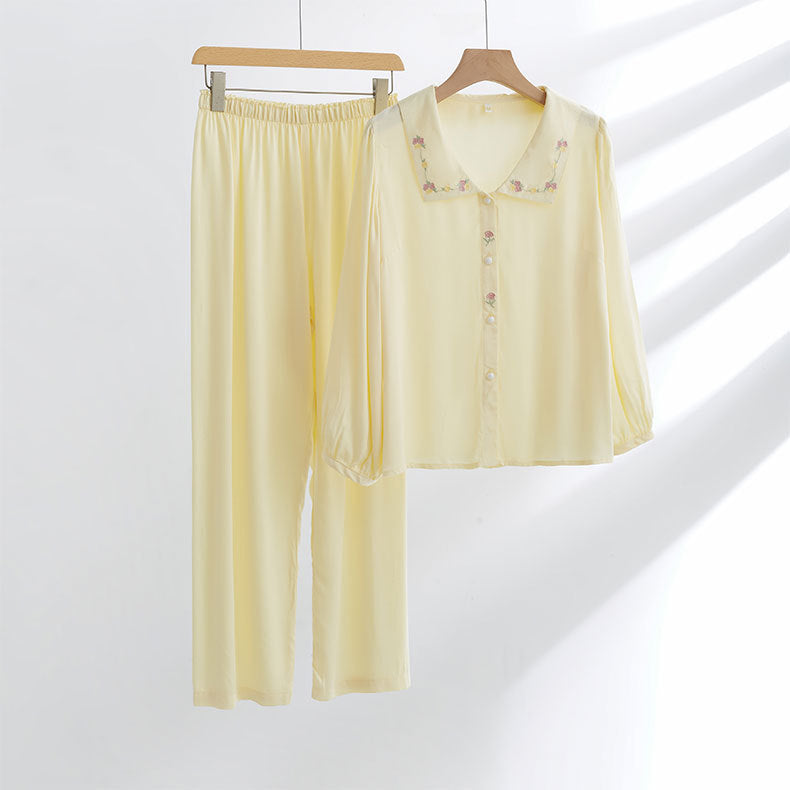 Dame Pyjamasæt med elegant krave og delikate blomsterbroderier Stilla