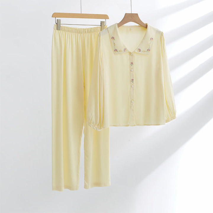 Dame Pyjamasæt med elegant krave og delikate blomsterbroderier Stilla