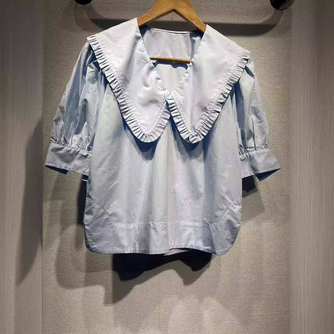 Damebluse med voluminøs krave og flæsedetaljer Stilla
