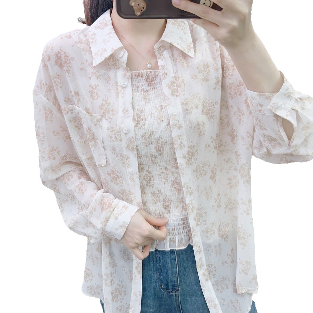 Damebluse i let chiffon med blomstermønster og løs pasform Stilla