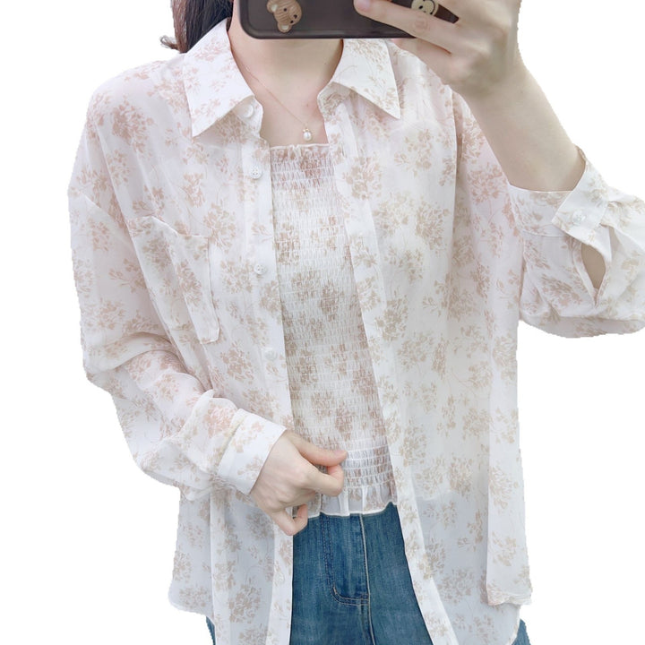 Damebluse i let chiffon med blomstermønster og løs pasform Stilla