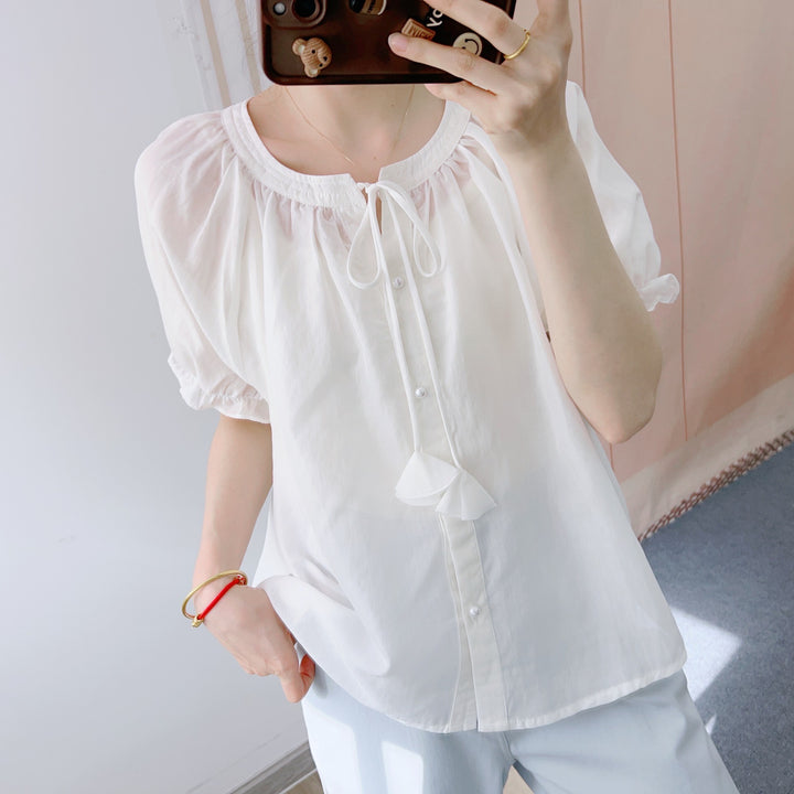 Damebluse med flæsedetaljer og elegant høj krave Stilla