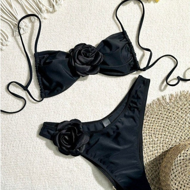 Kvinders bikini med blomsterdetaljer i flæser