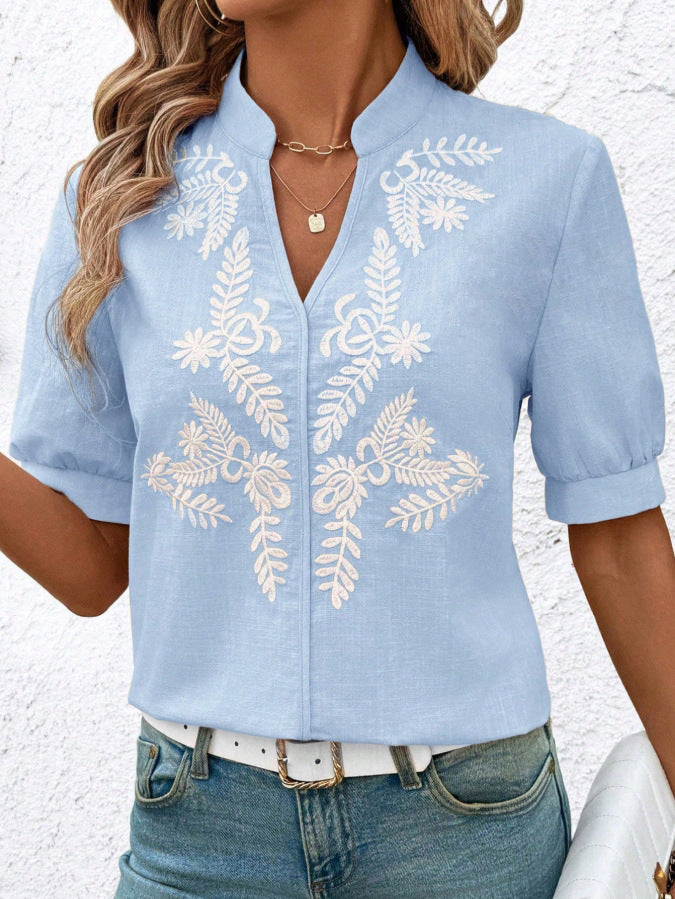 Damebluse med elegant floral broderidesign Stilla