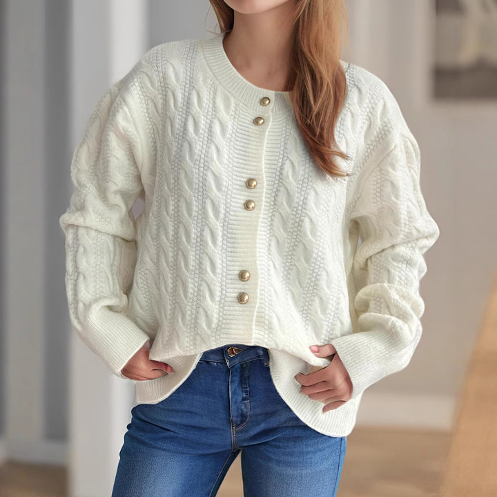 Dame cardigan med kabelmønster og elegante perleknapper Stilla