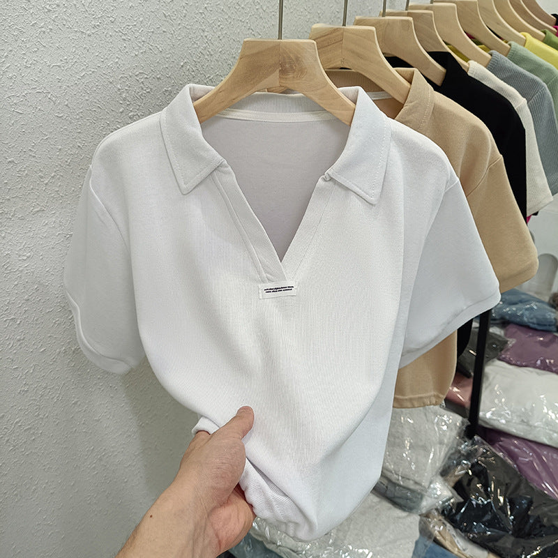 Femme Polstret Polo Stil Top med unikt V-udskæring Design Stilla