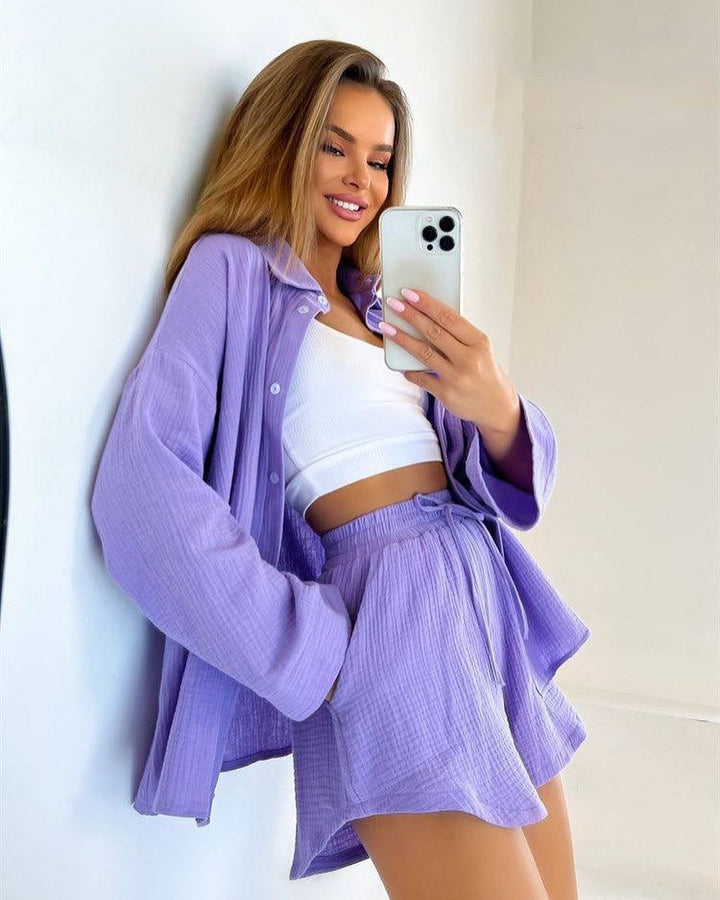 Dame afslappet sommer outfit med åben top bluse og shorts Stilla
