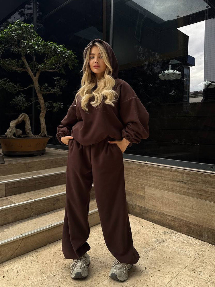 Kvinders loungewear sæt lavet af blødt fleece med hætte og løs pasform
