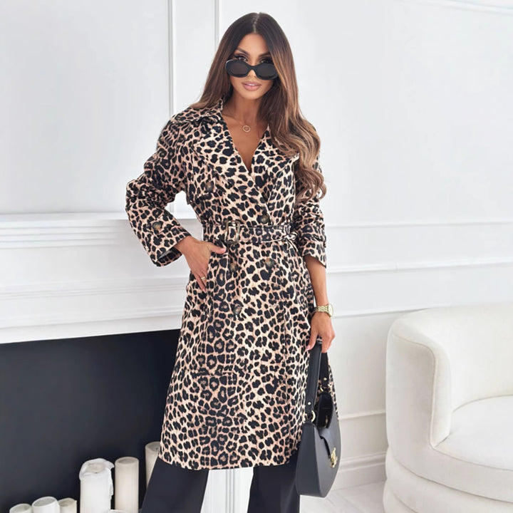 Dame moderigtig leopardprint trenchcoat med bælte og iøjnefaldende knapdetaljer Stilla