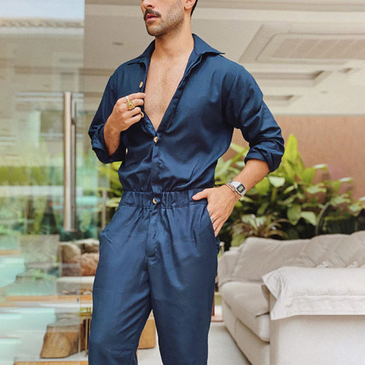 Herrer jumpsuit med elegant knapliste og praktisk taljereim Stilla