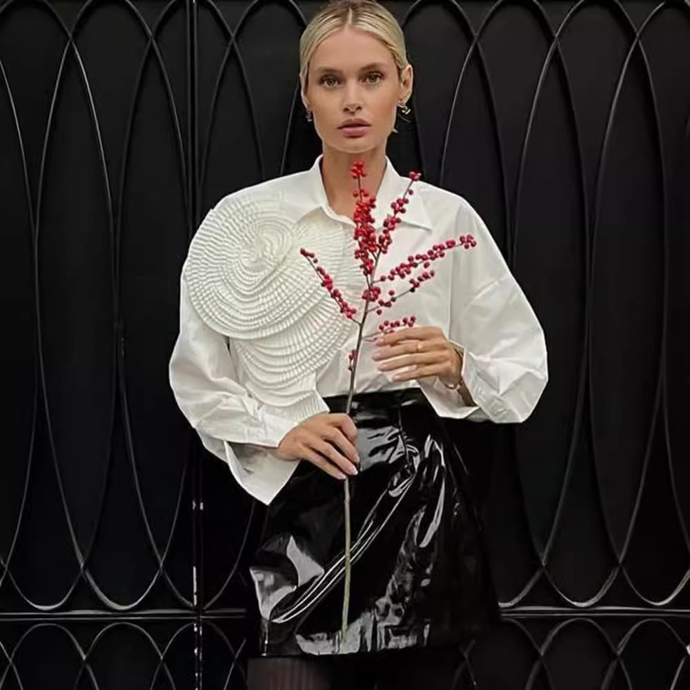 Damebluse med asymmetrisk flæse-design og elegant knaplukning Stilla