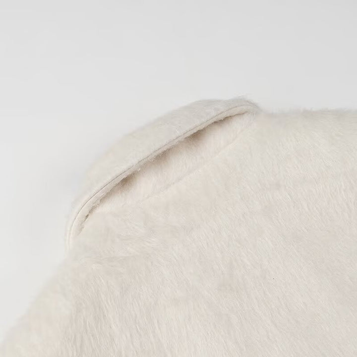 Kvinders fluffy blazerjakke med knapdetaljer og elegante lommer Stilla