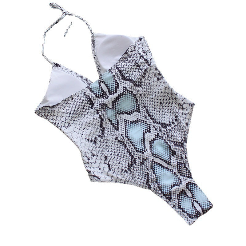 Dame one-piece badedragt med spændende slangeprint og moderne cut-outs Skovae