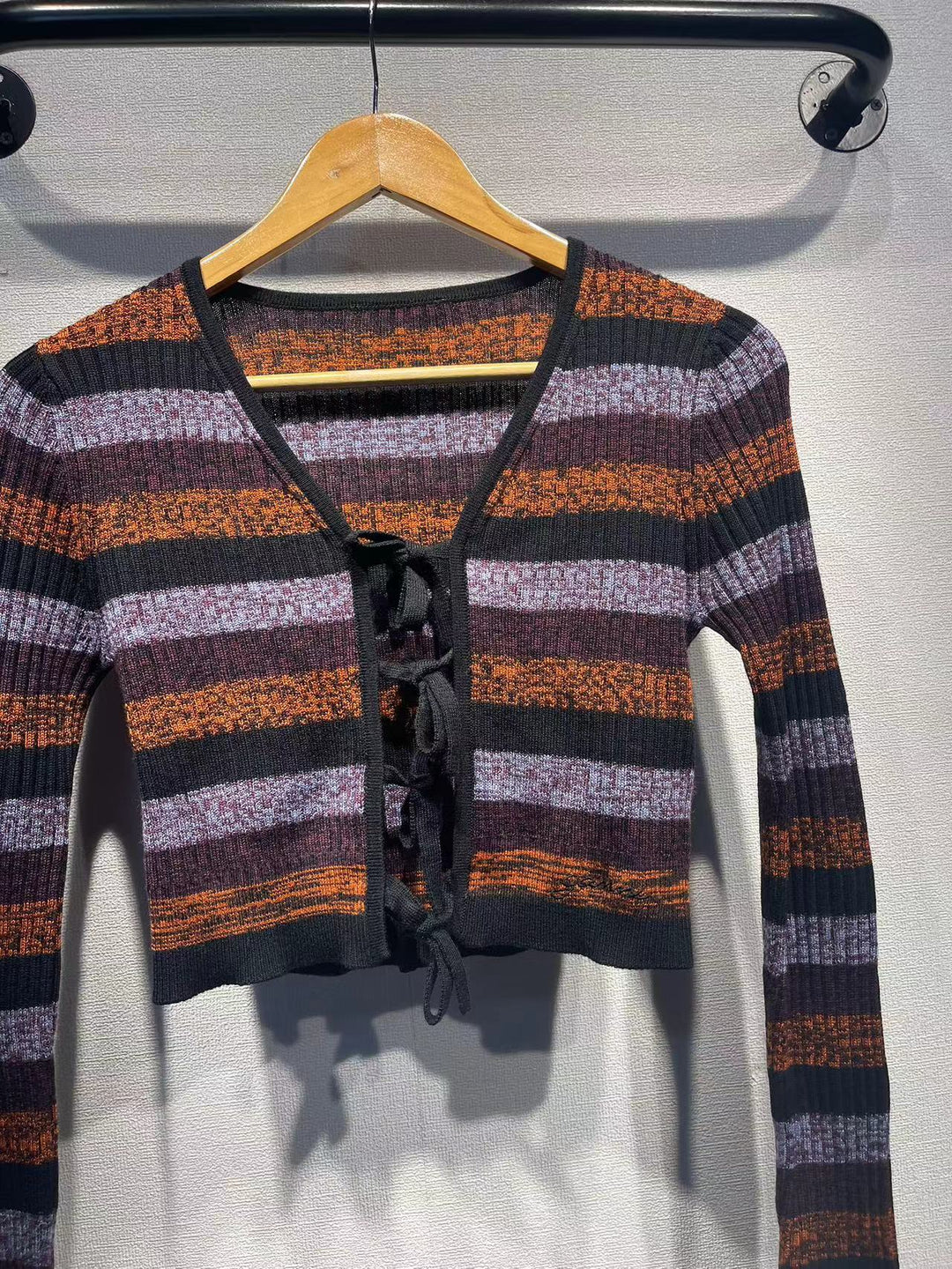 Dame Crop-Top med raffineret snøre-design og farvematchende striber Stilla