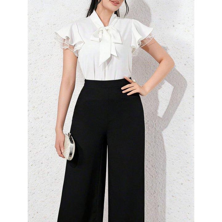 Damebluse med ruffles ærmer og feminin sløjfe Skovae