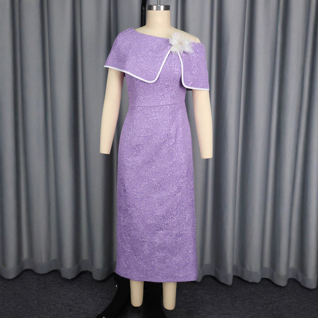 Damer Elegante Midikjole med florale detaljer og asymmetrisk overdel Skovae