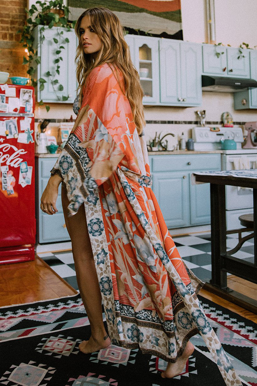 Dame Strandkaftan med kunstnerisk blomsterdesign og elegant V-hals Stilla