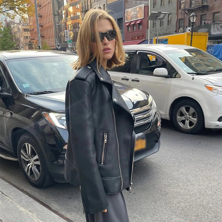 Kvinders mode bikerjakke med oversized snit og innovative detaljer Stilla