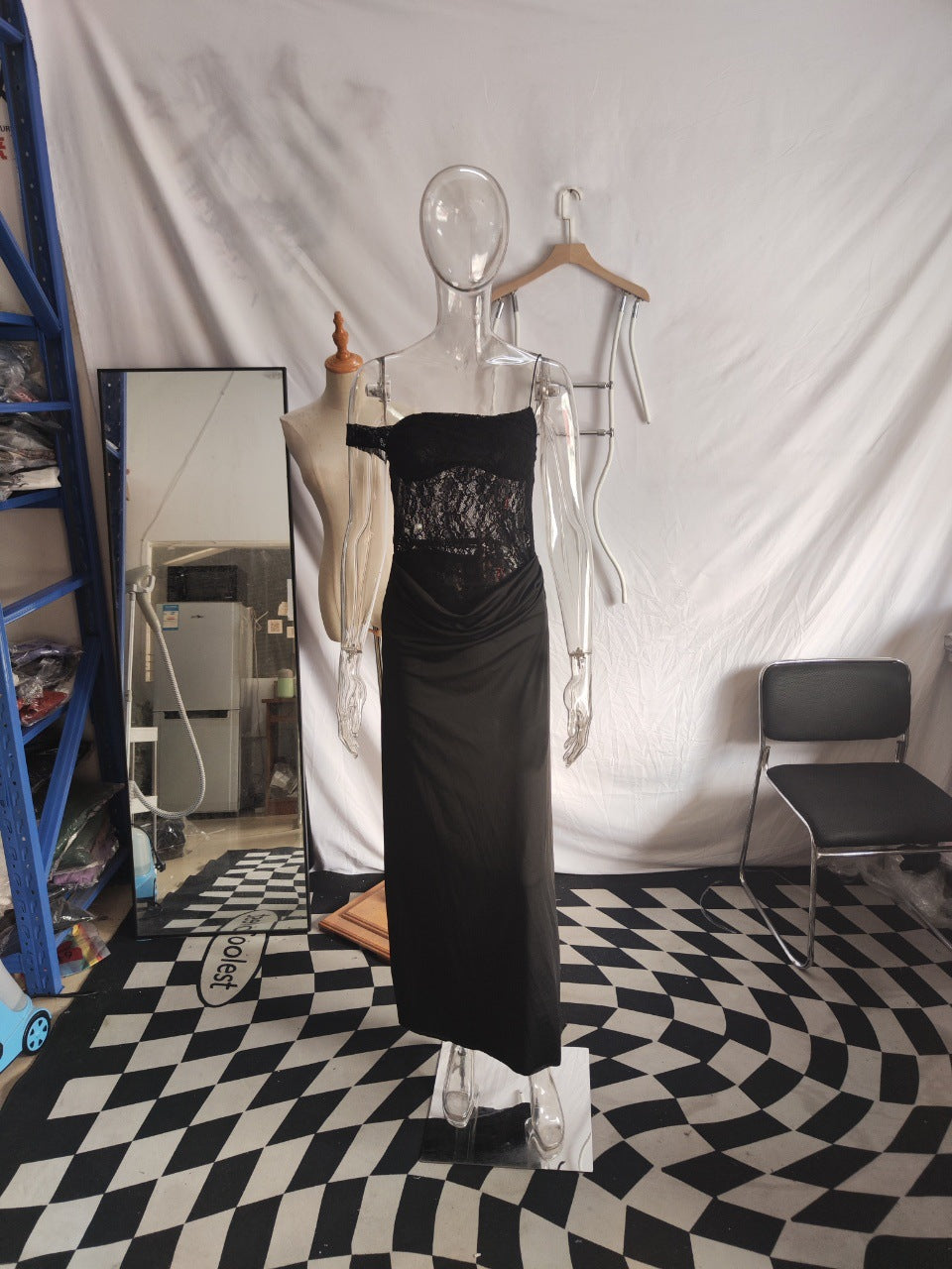 Dame Off-Shoulder Aftenkjole med raffinerede spids-applikationer og flydende materiale Skovae