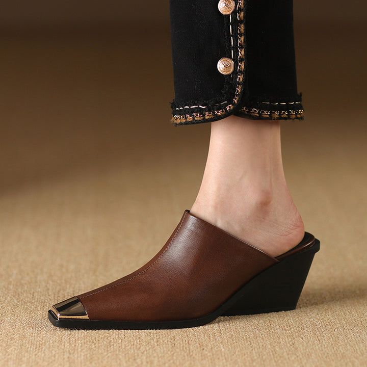 Femme Open-Toe Wedge-Heel Mules med Metallic-Accent Stilla