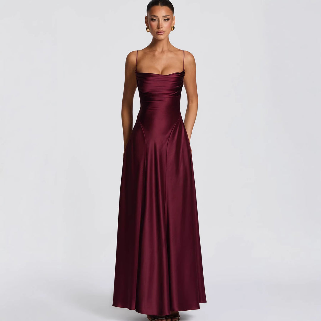 Kvindelig elegant maxi kjole med raffinerede spaghetti stropper og flydende satin Skovae