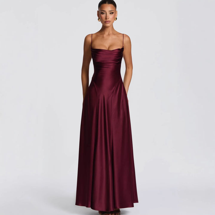 Kvindelig elegant maxi kjole med raffinerede spaghetti stropper og flydende satin Skovae