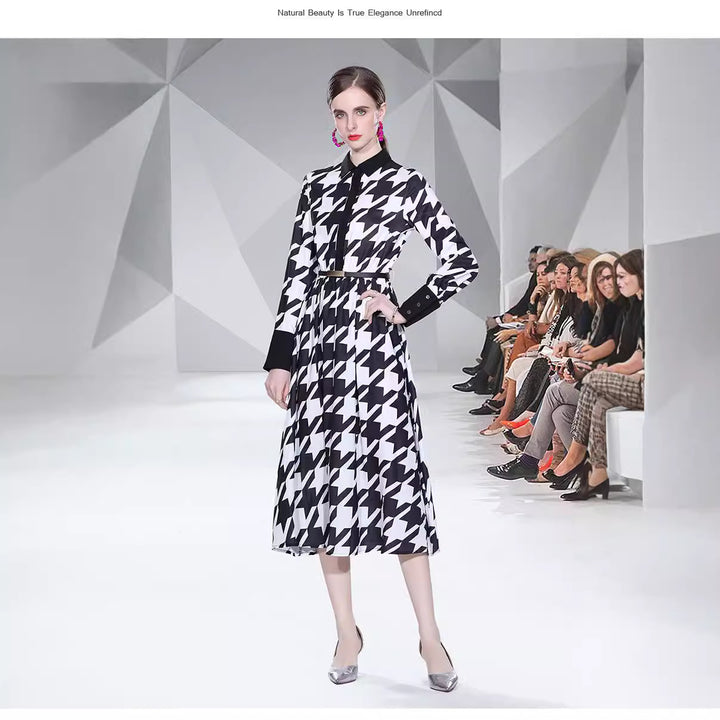 Dame knælange skjortekjole med moderne houndstooth-mønster og taljebælte Stilla