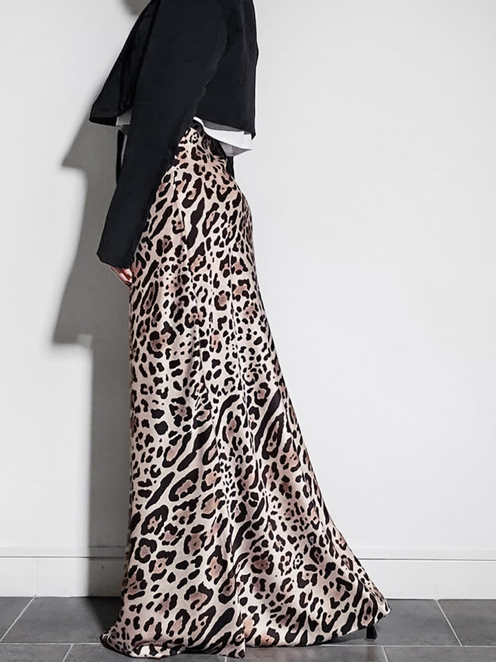 Dame Maxikjole med elegant leopardmønster og svingende kant Stilla