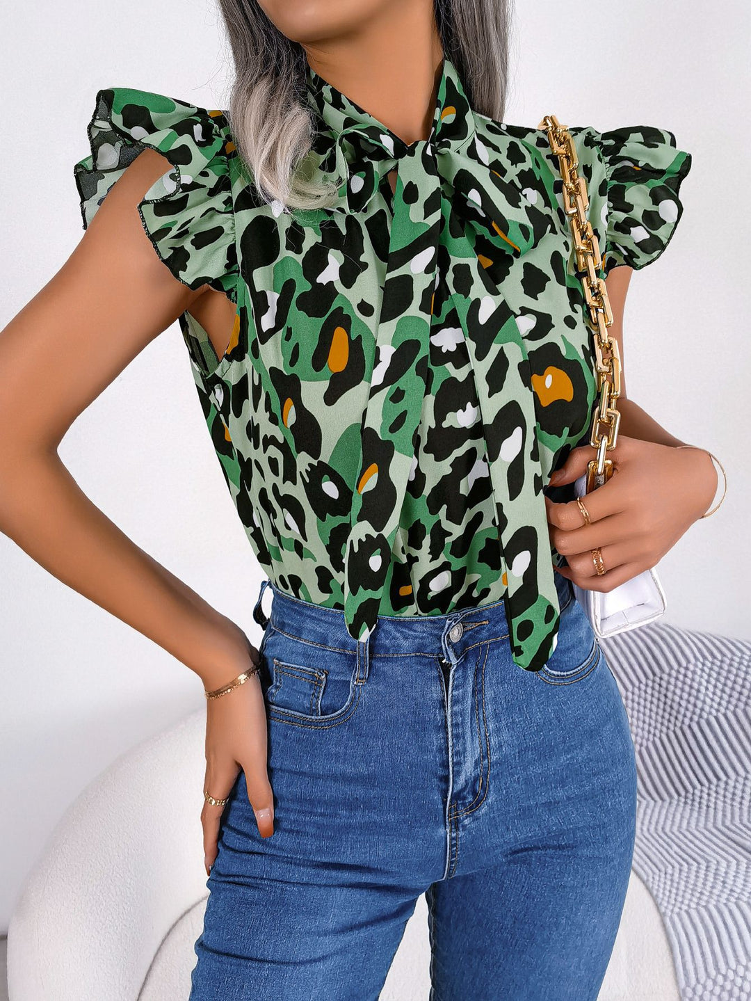 Damebluse med sløjfekrave og moderne leopardmønster Stilla