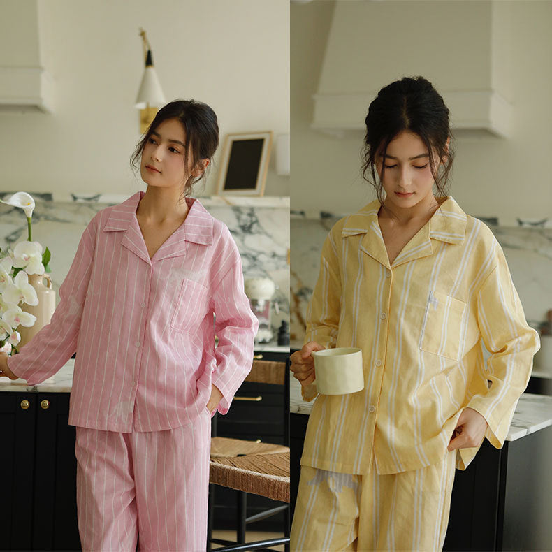 Dame pyjamasæt med elegante striber og legende dyremønster Stilla