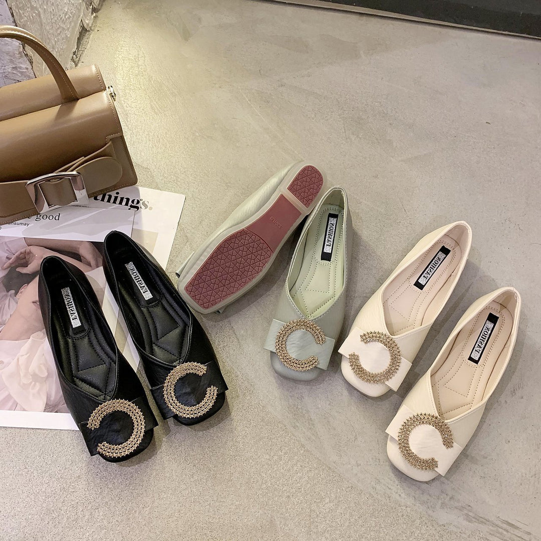 Dame elegante med strass dekorerede flade mules Stilla