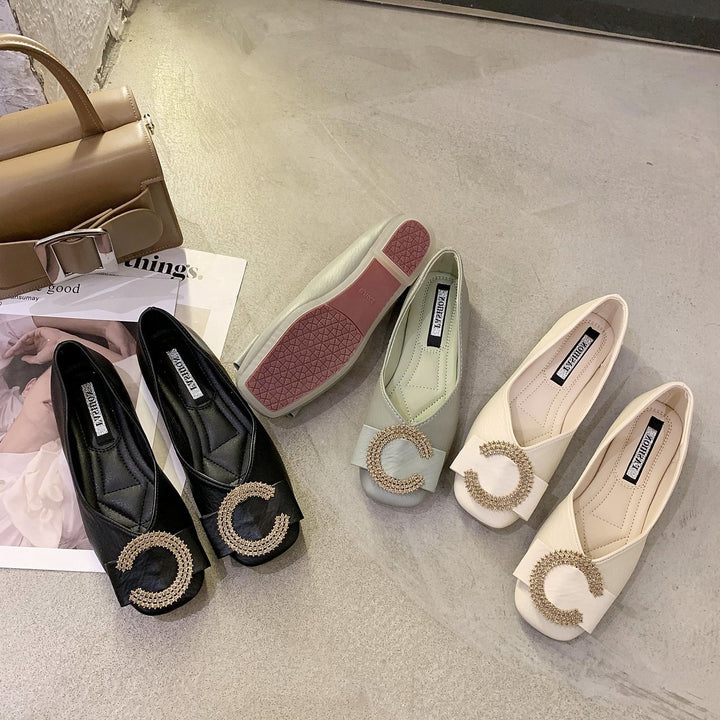 Dame elegante med strass dekorerede flade mules Stilla