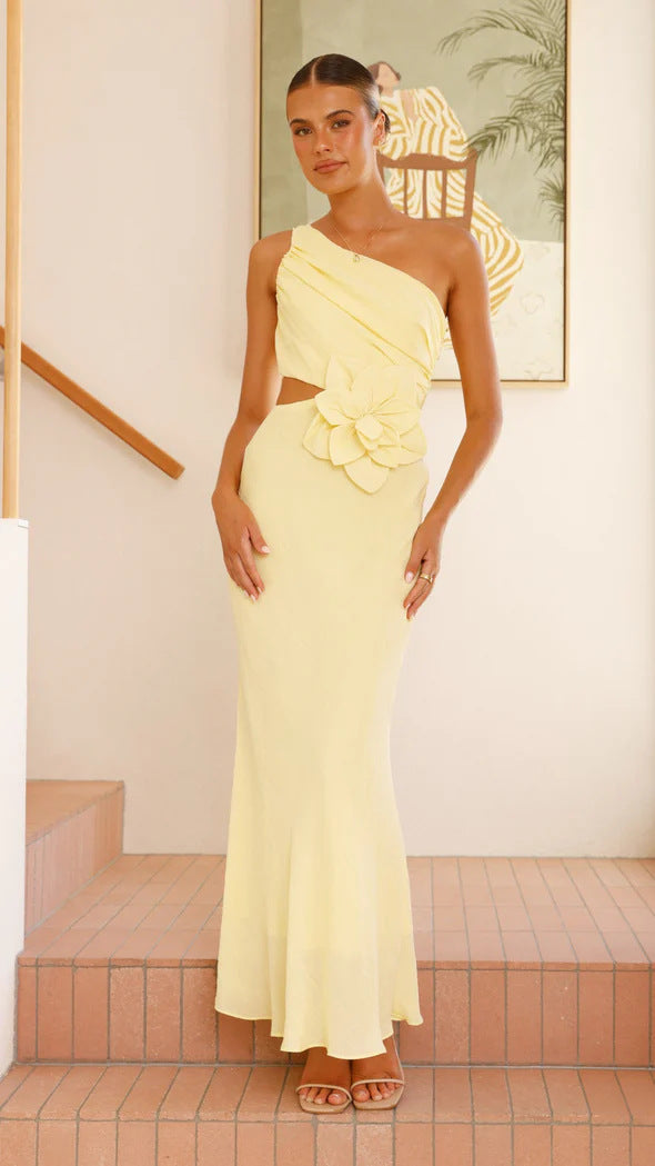 Kvindernes elegante maxikjole med asymmetrisk snit og blomsterdetalje